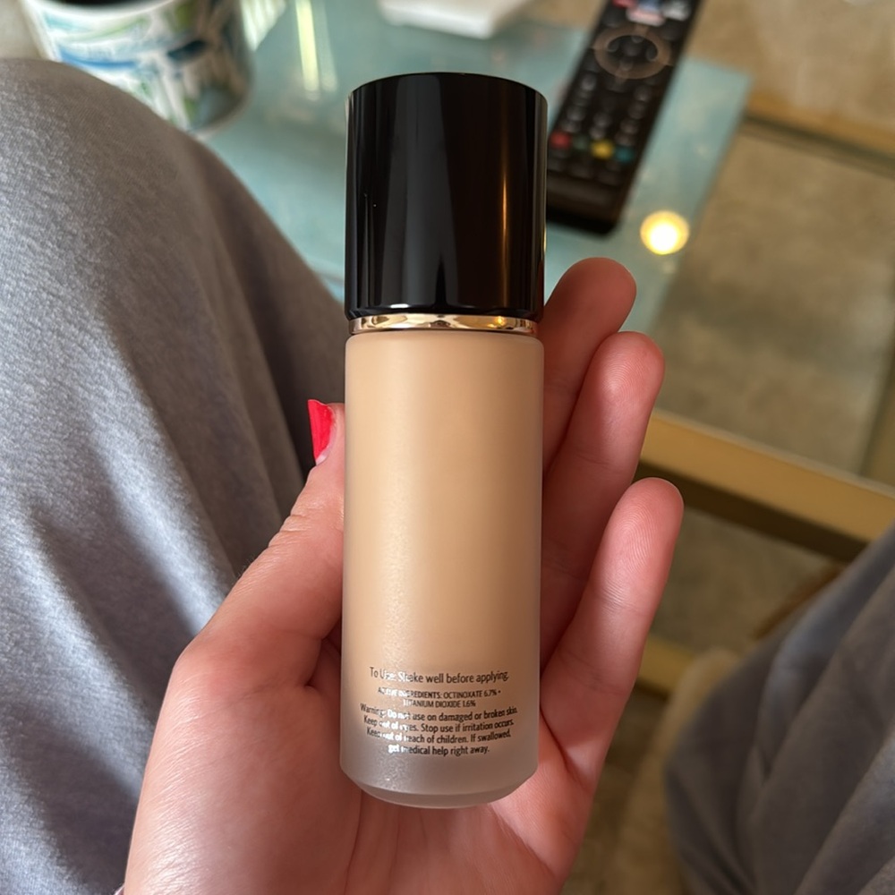 Bobbi Brown Weightless Skin Foundation - Picture 4 of 7